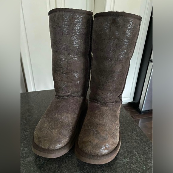 UGG Classic Tall Baroque Embossed Paisley Brown Boots #5852 - Size 6 - Picture 4 of 8